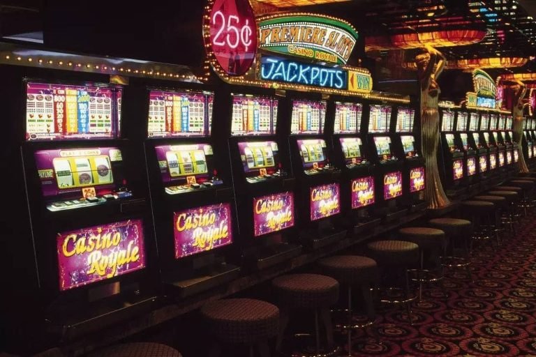 phi77 Live Casino section showing real-time dealer tables streamed to a Philippine mobile browser